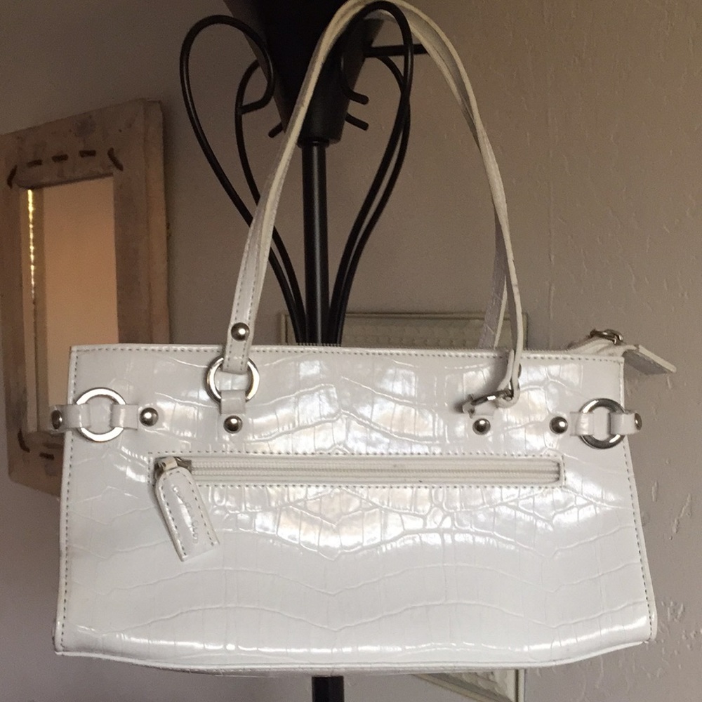 White mini hand bag.